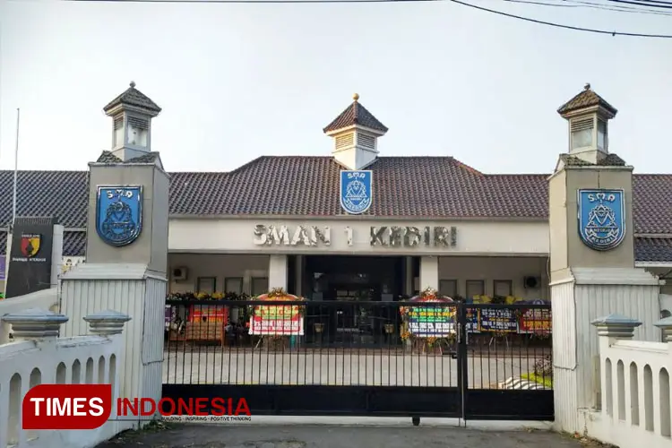 Gedung SMA Negeri 1 Kediri yang megah dan modern