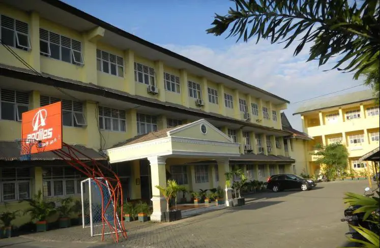 Gedung SMA Negeri 18 Makassar yang megah dan modern