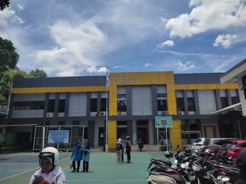 Gedung SMA Pasundan 1 Cimahi yang megah dan modern