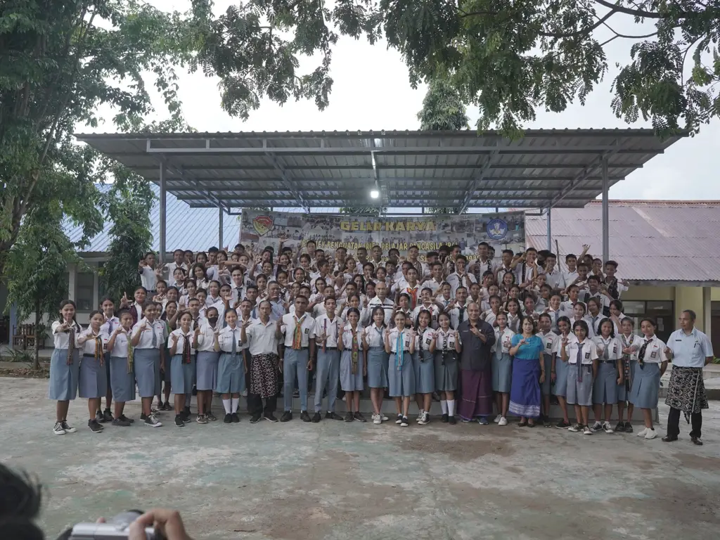 Gedung sekolah SMAN 6 Kupang yang megah dan modern