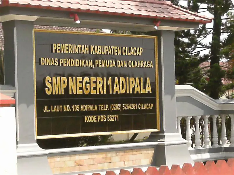 Gedung sekolah SMA N 1 Adipala yang megah dan modern