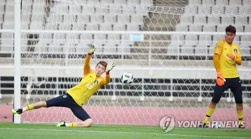 Gambar para kiper muda Korea Selatan berlatih