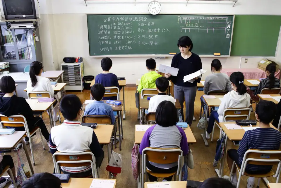 Gambar seorang guru sekolah Jepang yang ramah dan profesional