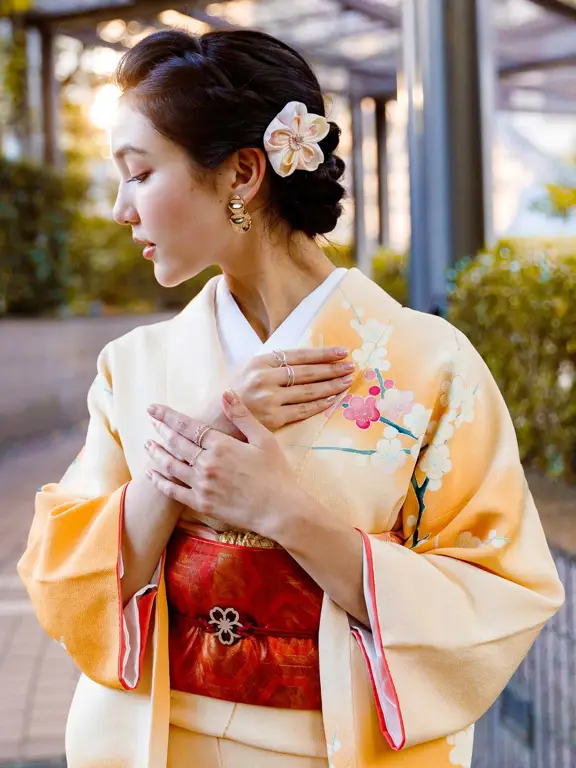 Foto Hayashi Yuna mengenakan pakaian tradisional Jepang