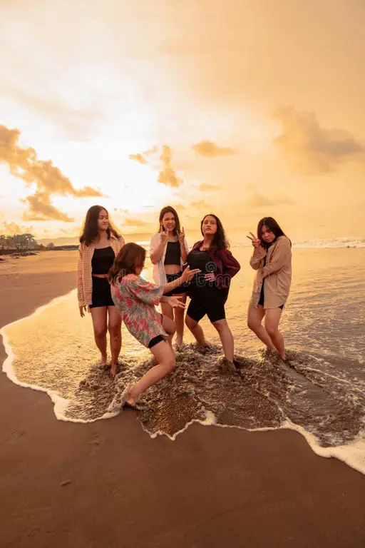 Gambar keluarga Indonesia yang sedang menikmati hari di pantai