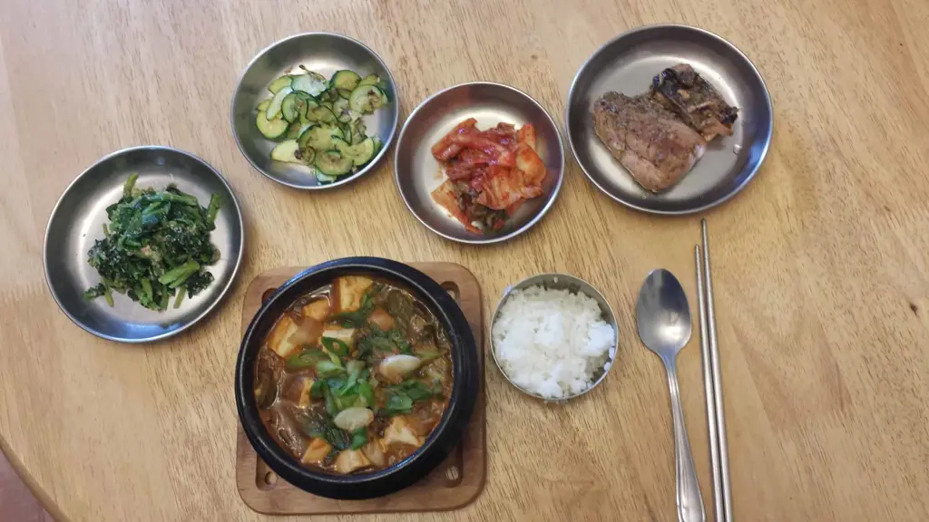 Meja makan dengan hidangan khas Korea