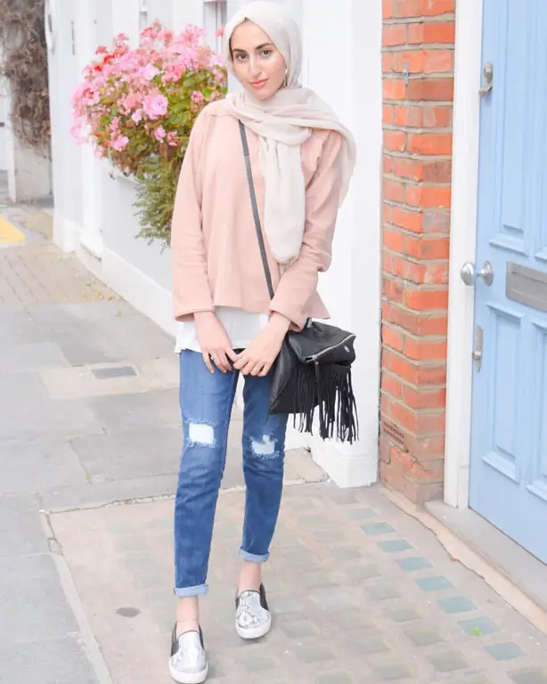 Contoh padu padan hijab casual jeans yang stylish