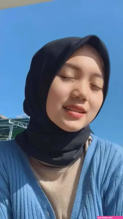 Wanita cantik mengenakan hijab crot di muka