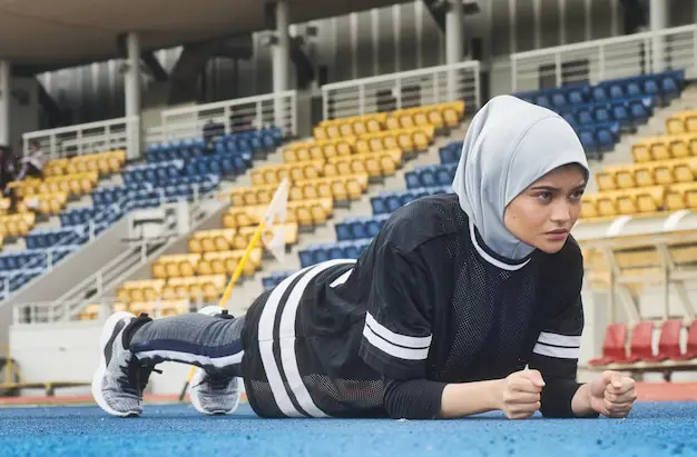 Wanita mengenakan hijab jersey saat berolahraga