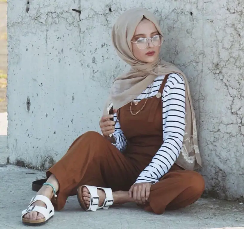 Gambar wanita mengenakan hijab dengan gaya modest fashion