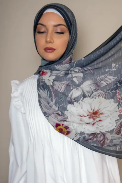 Hijab printed dengan motif bunga yang cantik