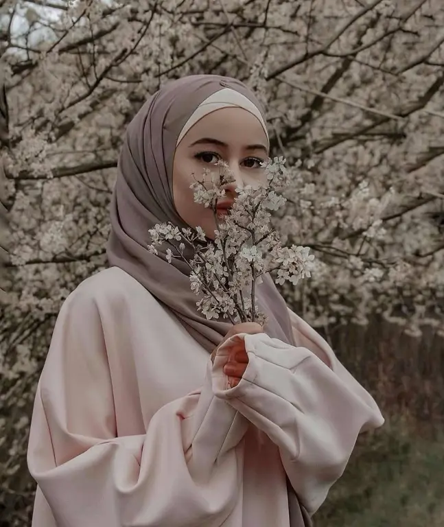 Gambar wanita mengenakan hijab dengan gaya modern