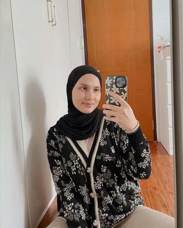 Gadis cantik berhijab sedang selfie