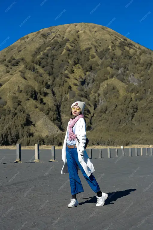 Wanita mengenakan hijab stylish saat mendaki Gunung Bromo