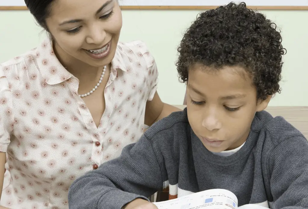 Gambar yang menggambarkan hubungan guru dan murid yang sehat dan positif.