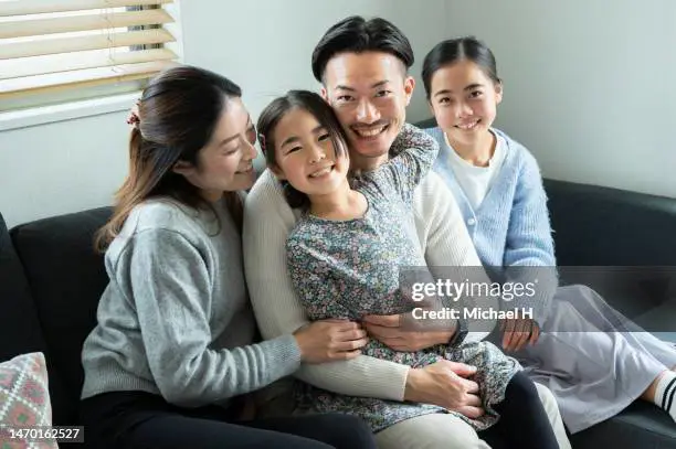 Gambar pasangan Jepang bersama orang tua mereka