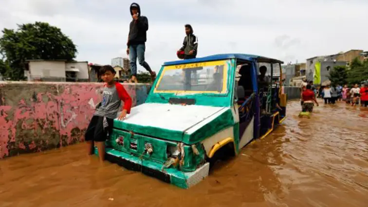 Foto hujan deras di Indonesia