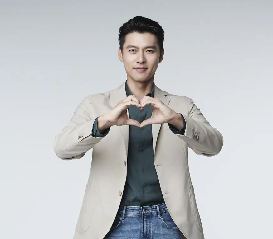 Hyun Bin menerima penghargaan