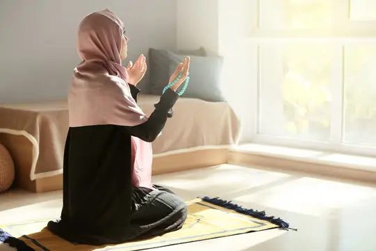 Wanita muslim sedang berdoa