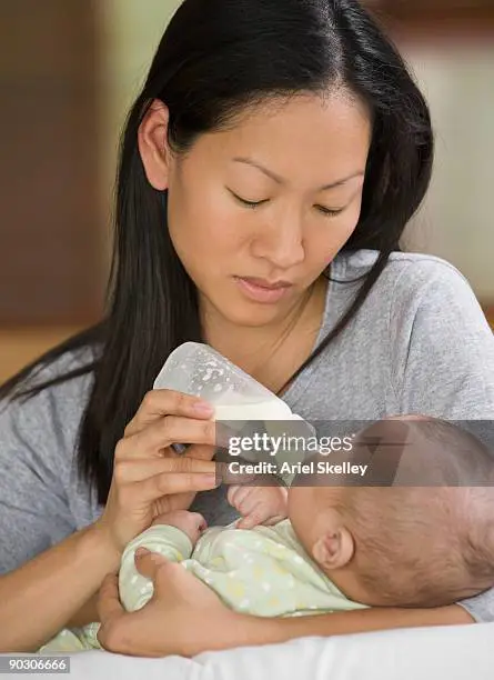 Ibu memberi makan bayi dengan susu formula