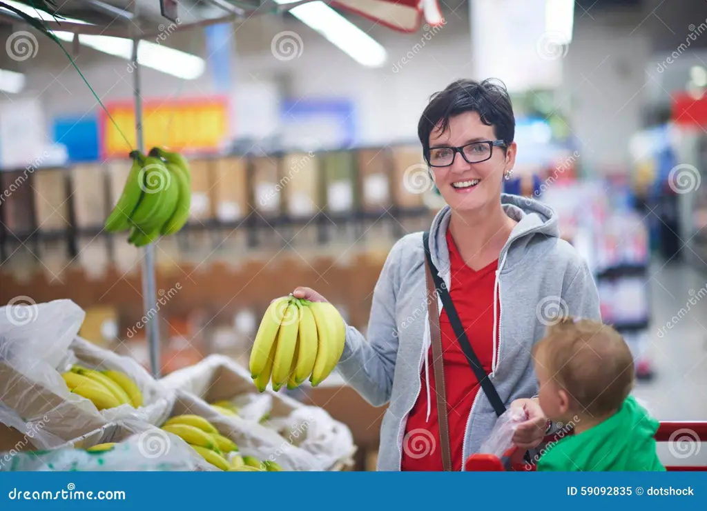 Ibu dan bayi berbelanja di supermarket