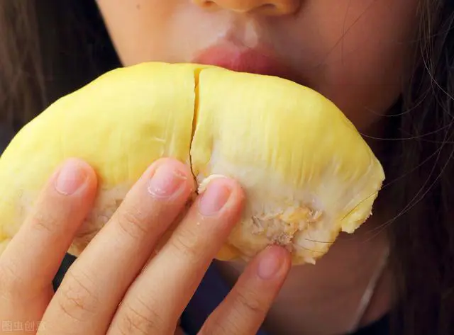 Ibu menyusui sambil makan durian