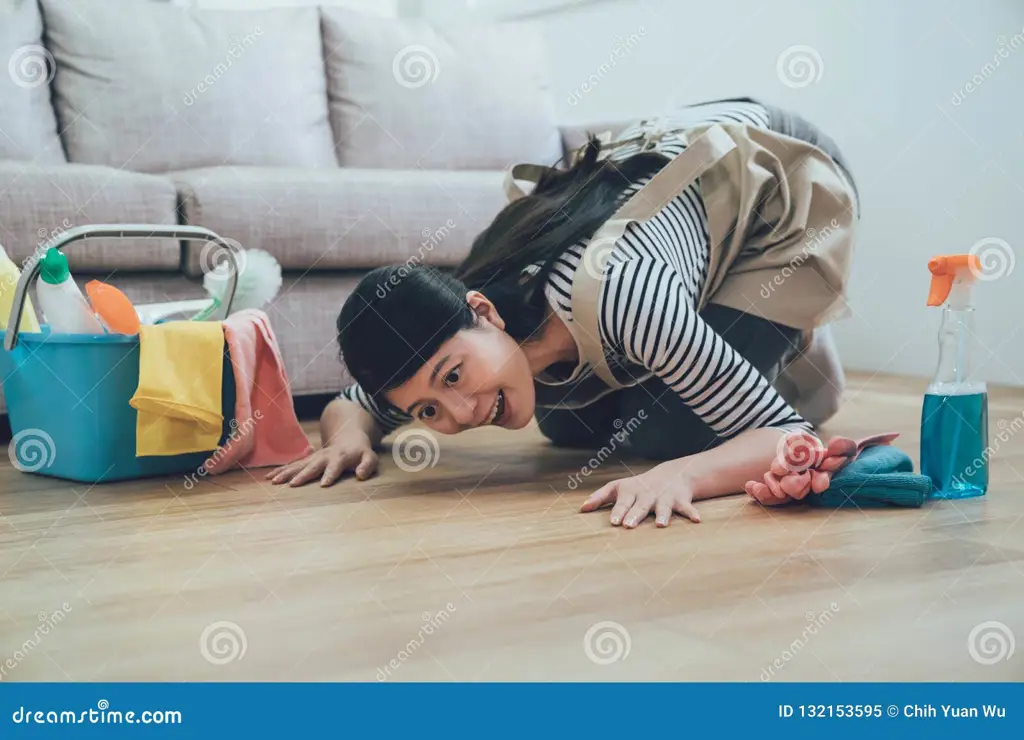 Gambar seorang ibu rumah tangga yang bahagia sedang bekerja dari rumah.