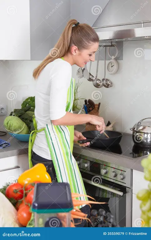 Gambar wanita memasak di dapur