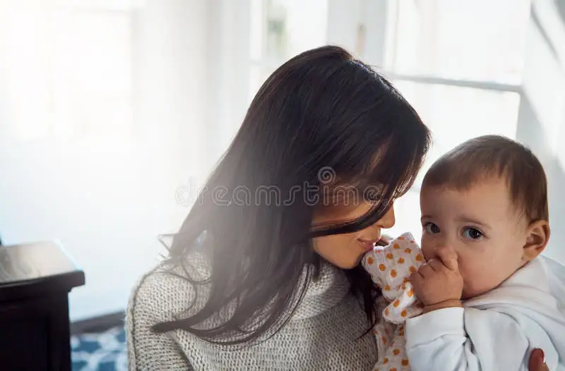 Ibu dan bayi sedang berpelukan