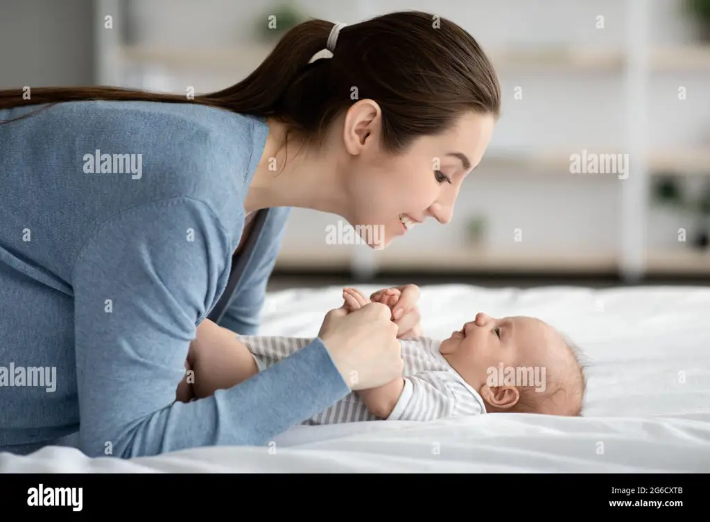 Gambar ibu dan anak sedang berpelukan dengan penuh kasih sayang.