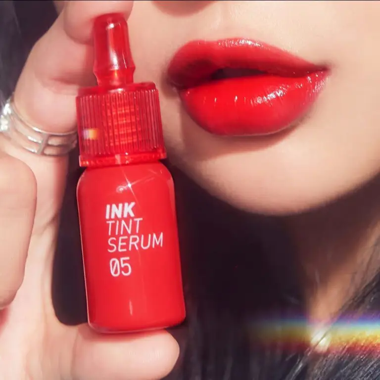 Gadis Korea imut memakai lip tint