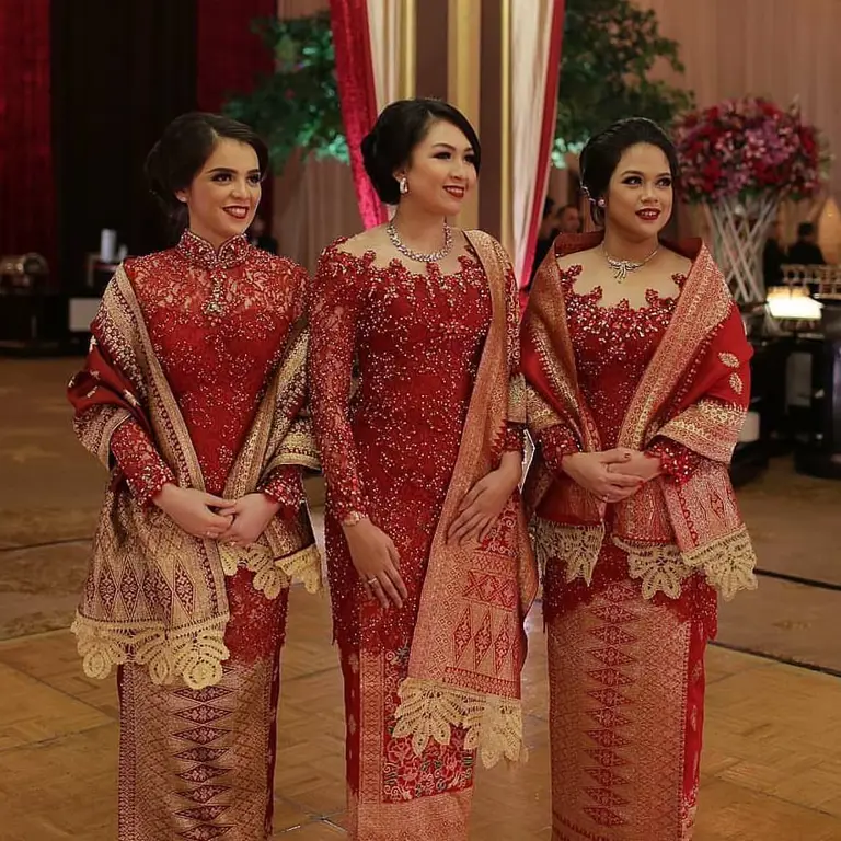 Gambar yang berkaitan dengan pencarian kebaya merah video