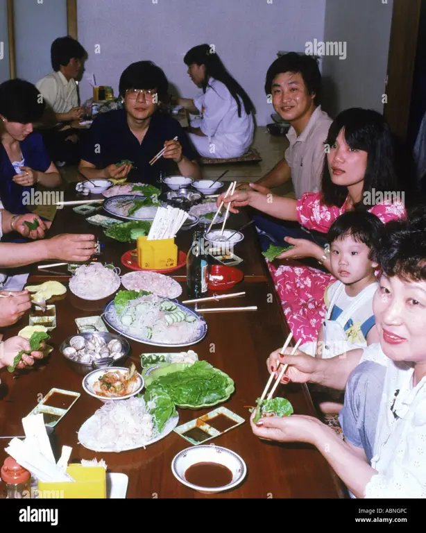 Keluarga Korea sedang makan malam