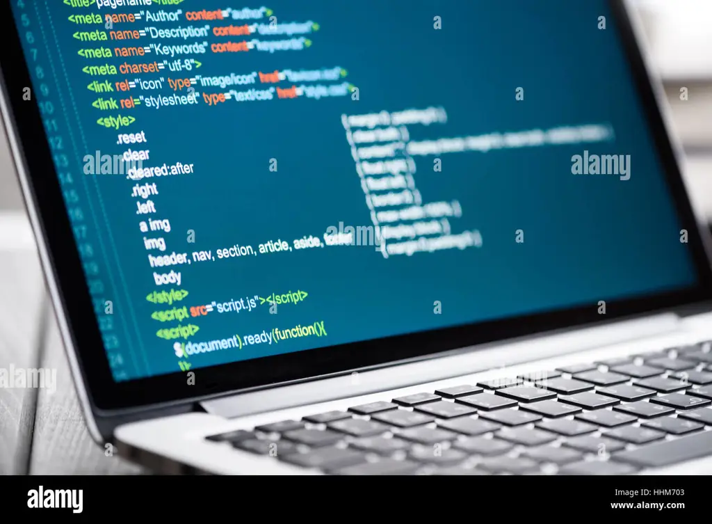 Laptop dengan kode program di layar