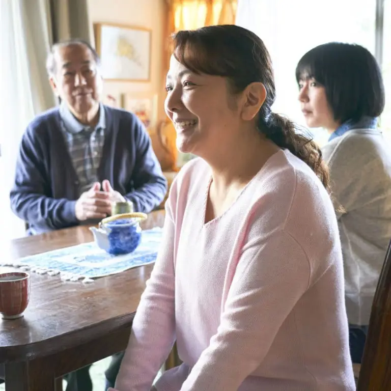 Gambar keluarga Jepang dalam situasi dramatis