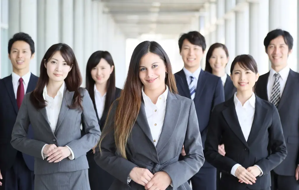 Seorang wanita Jepang sedang bekerja