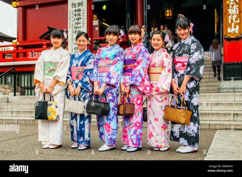 Gambar wanita Jepang dengan pakaian tradisional