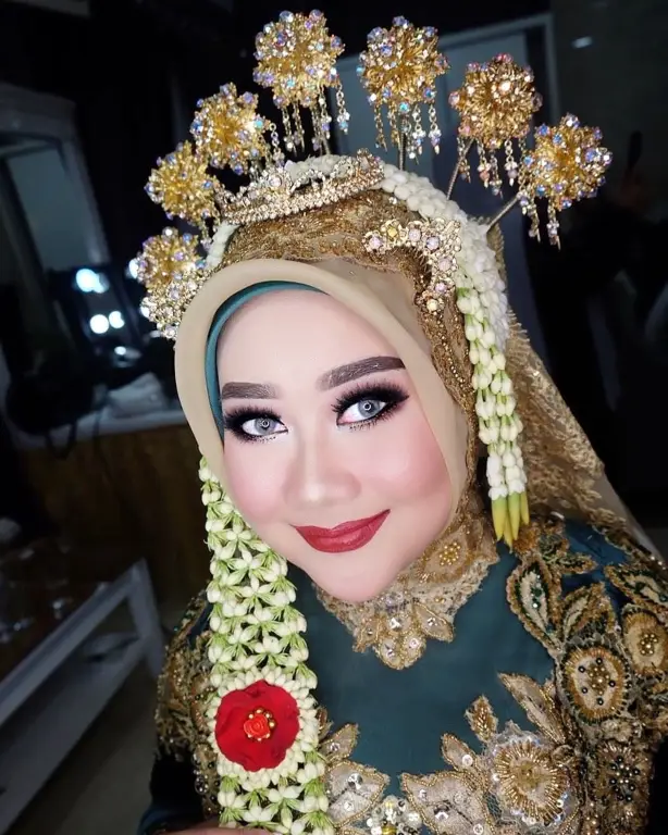 Model kebaya pengantin dengan hijab untuk pernikahan adat Jawa