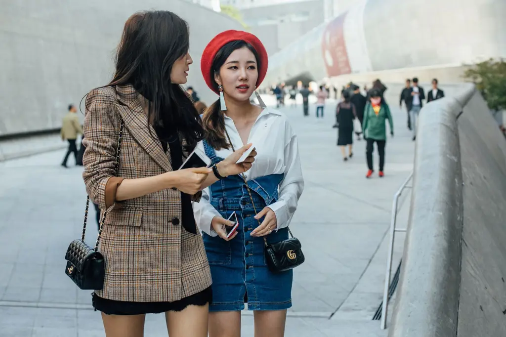 Topi baret Korea dalam berbagai padu padan fashion