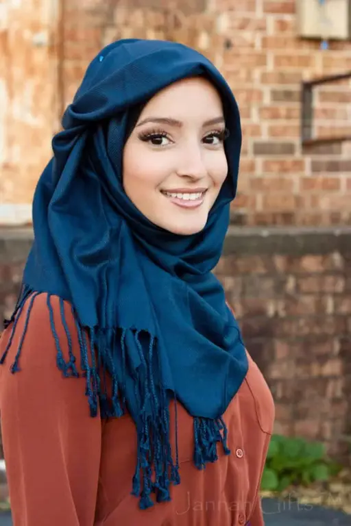 Gambar wanita berhijab dengan fashion yang cantik