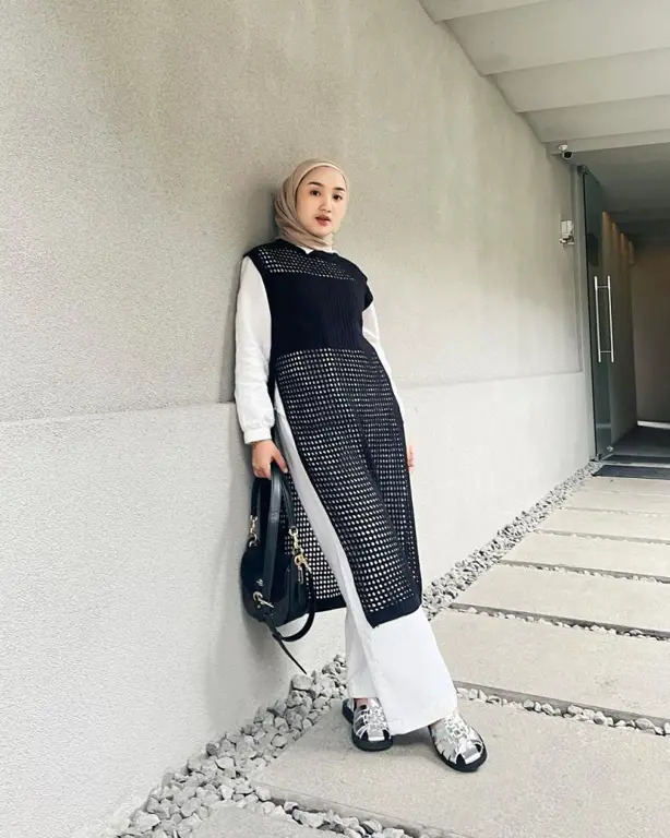 OOTD Hijab Celana Putih Modis