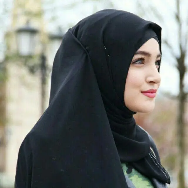 Gambar wanita cantik berhijab dengan gaya fashion terkini