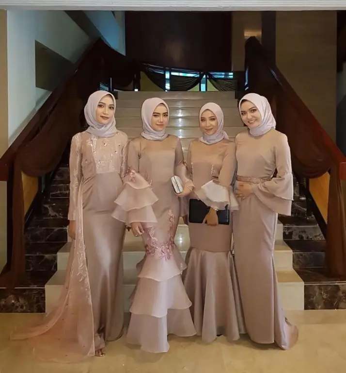 Para bridesmaid dengan berbagai model baju hijab yang stylish dan elegan