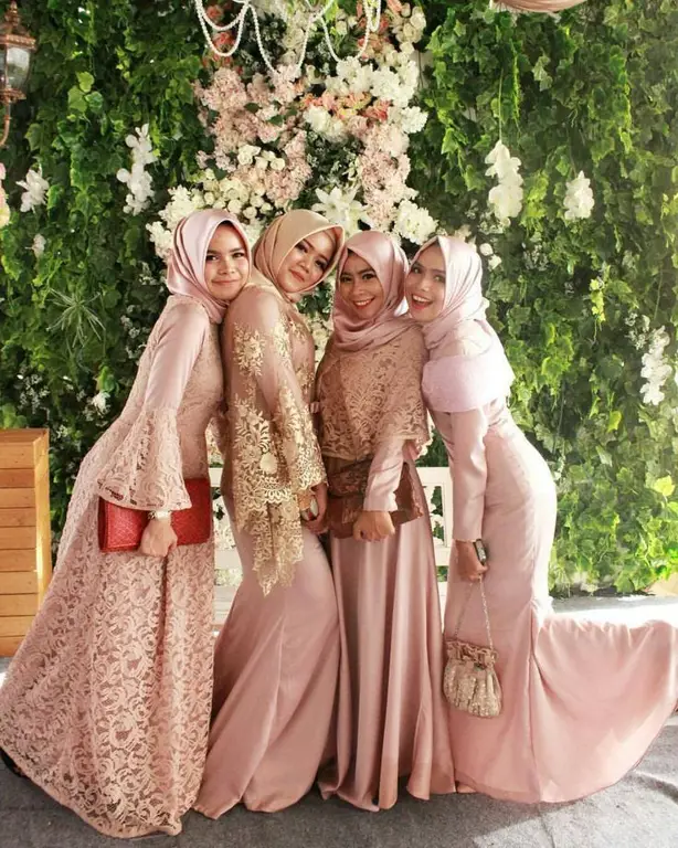 Foto-foto bridesmaid yang mengenakan gaun satin dan hijab