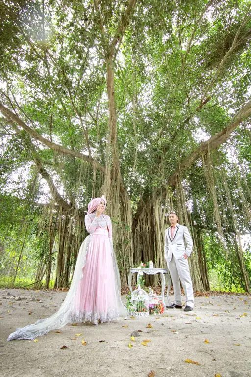 Foto prewedding hijab gaya bohemian di studio