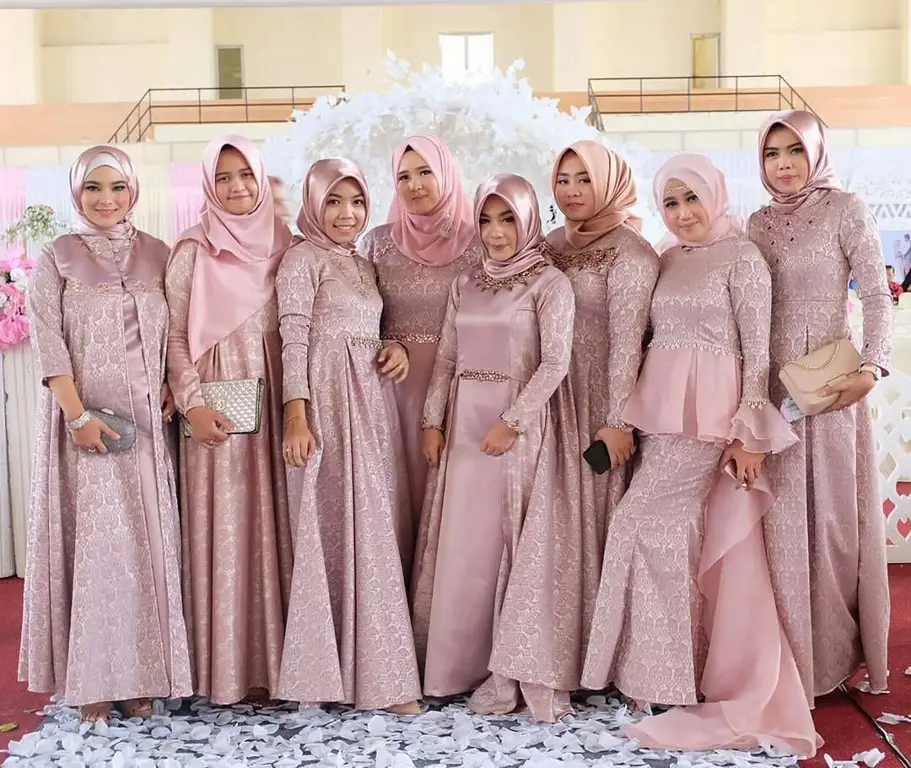 Berbagai model gaun bridesmaid satin hijab yang elegan dan modern