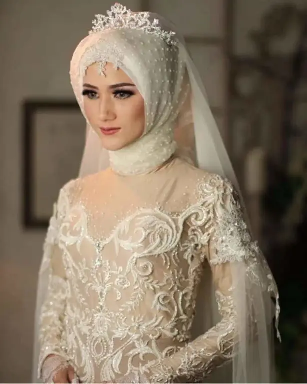 Gaun pengantin hijab modern