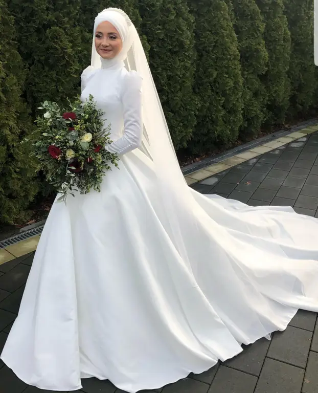 Gaun pengantin sederhana dengan hijab