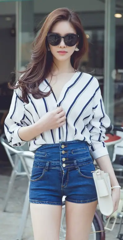 Wanita dengan outfit stylish ala Korea