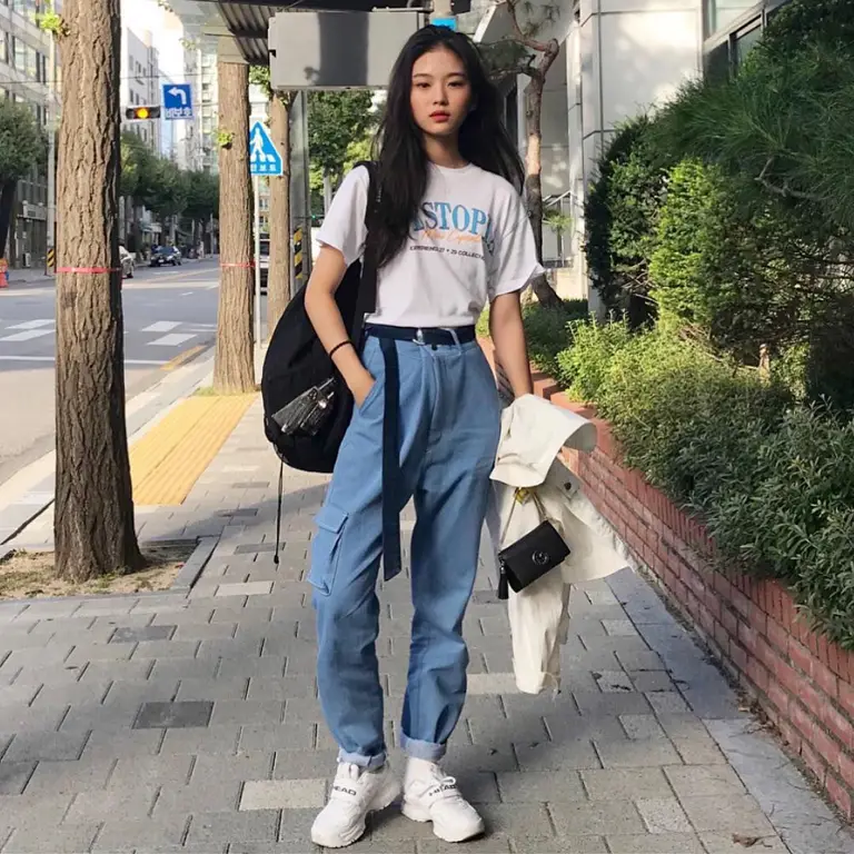 Contoh padu padan outfit dengan sweater Korea wanita